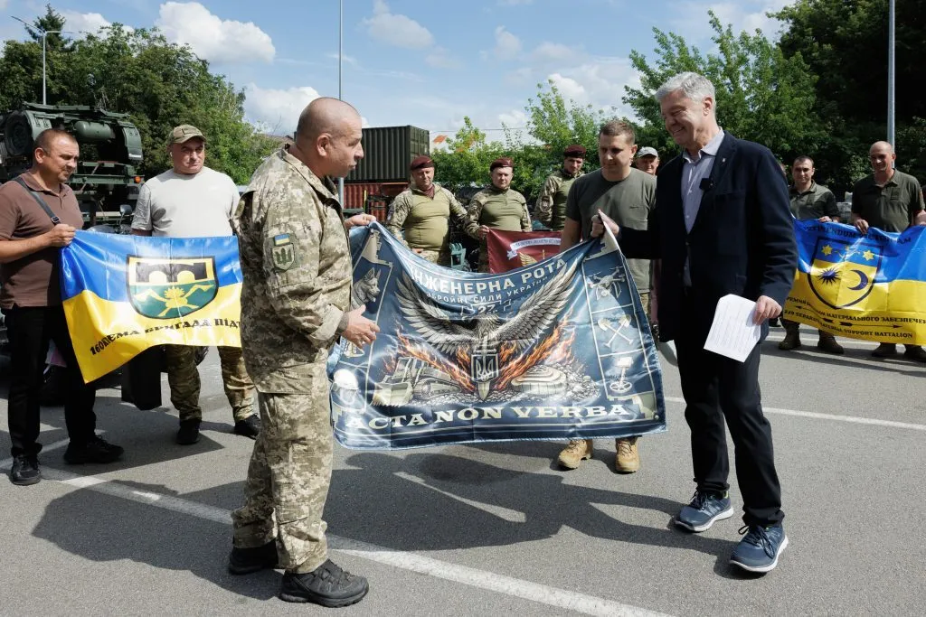 Попри санкції Порошенко передав чергову партію техніки підрозділам Сил оборони