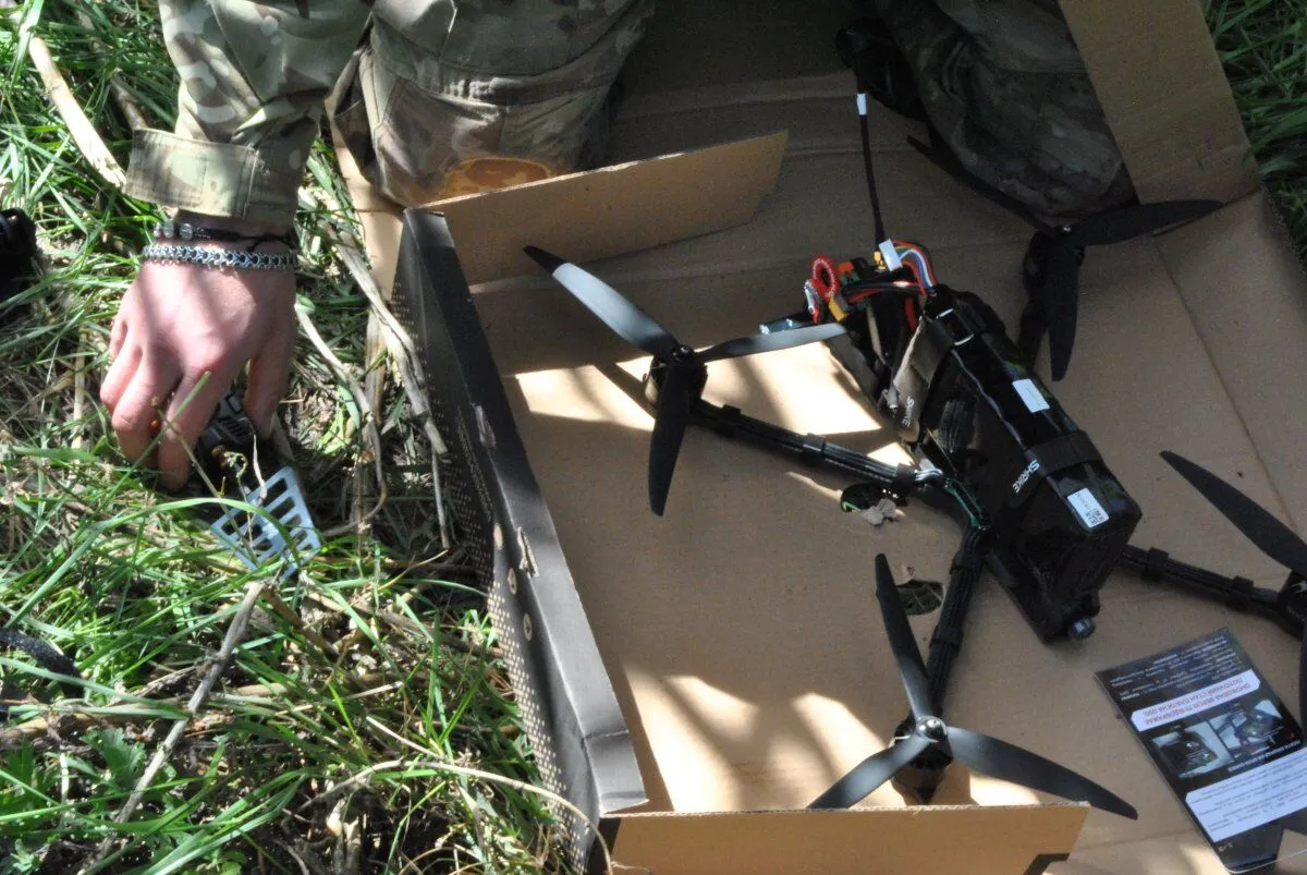 Пограничник распаковывает дрон Shrike.