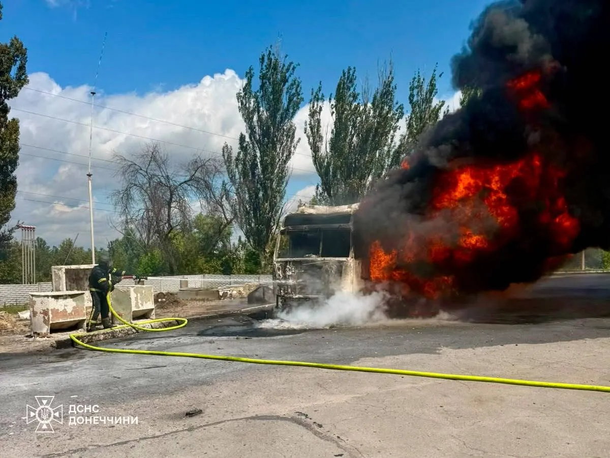 Вражеский FPV-дрон нанес удар по грузовому автомобилю.