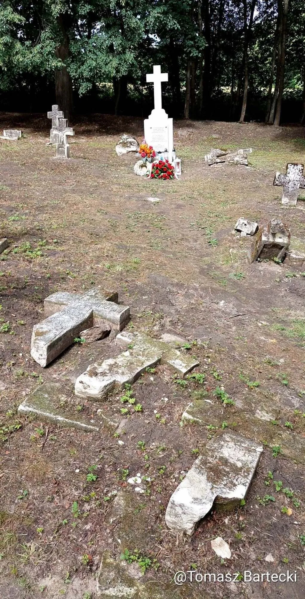 Закрасили камуфляжем христианские кресты на могилах