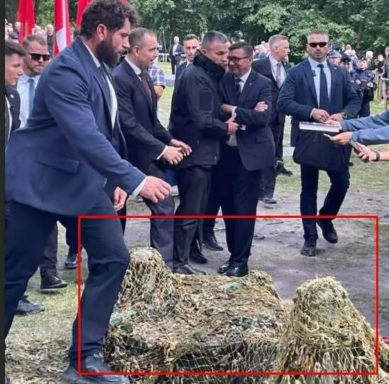 Закрасили камуфляжем христианские кресты на могилах