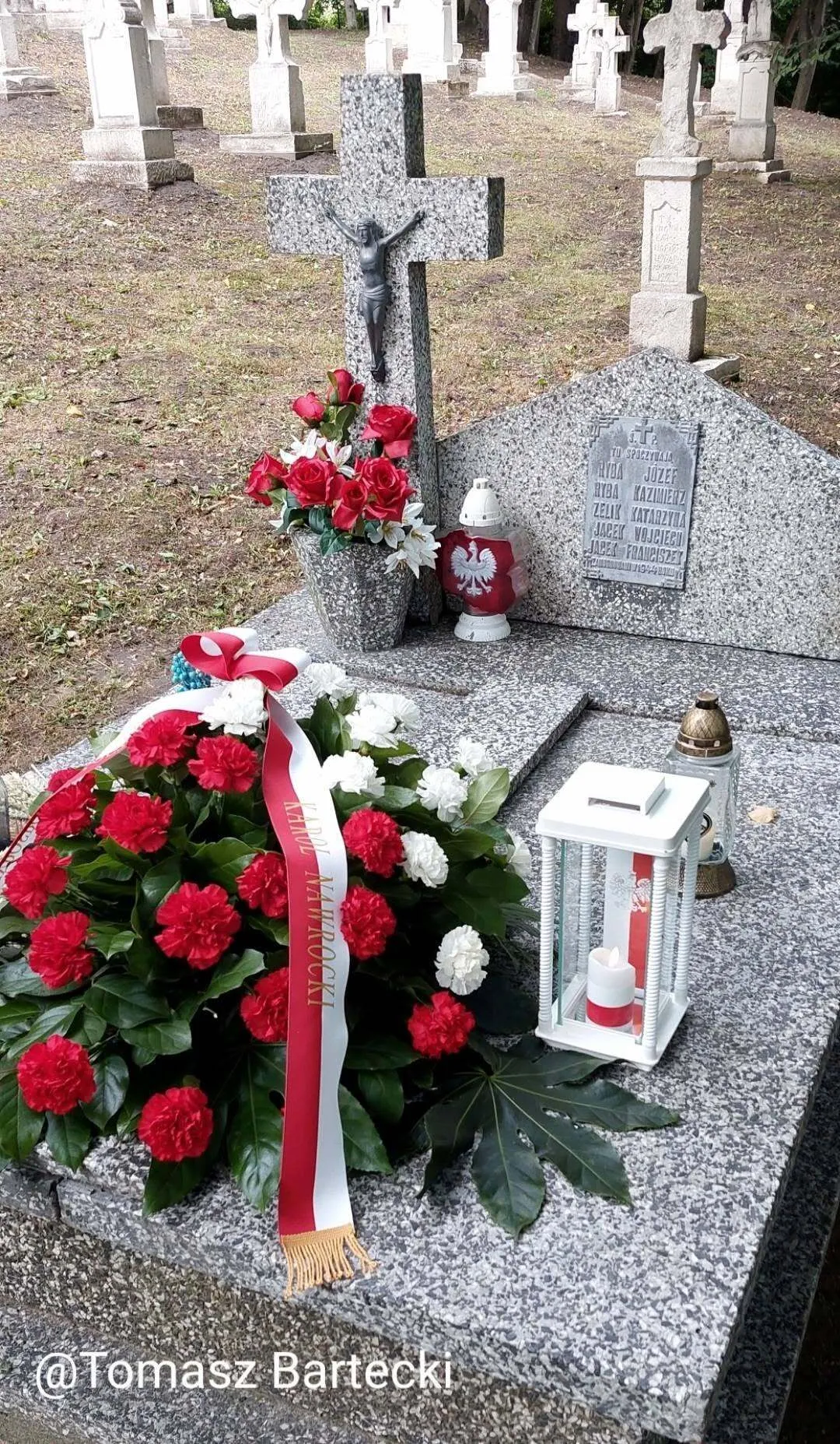 Ідеально впорядковані та доглянуті польські поховання