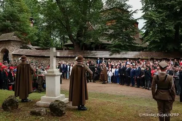 Затянули камуфляжем христианские кресты на могилах