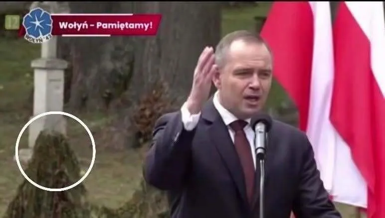 Замаскировали камуфляжем христианские кресты на могилах