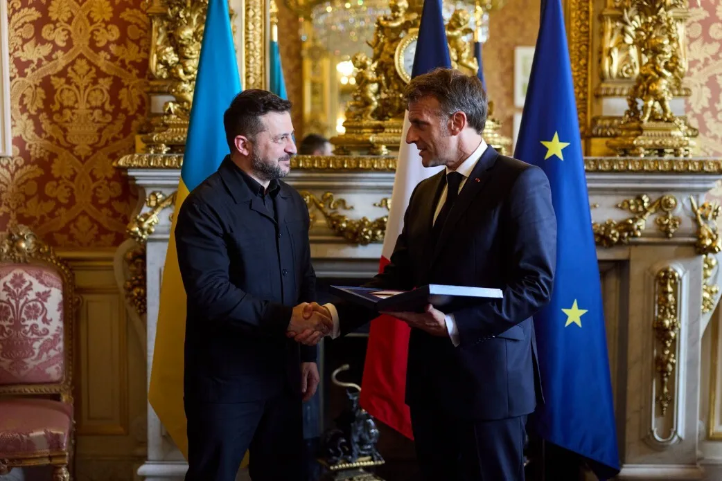 Зеленский вручил Макрону орден Свободы.