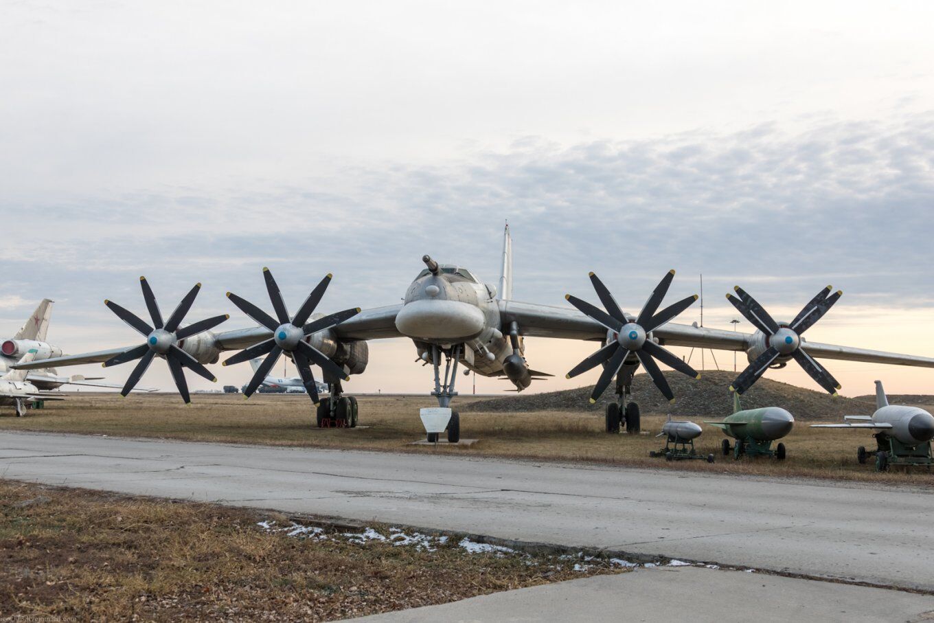 Ту-95К-22 в качестве экспоната музея на аэродроме «Энгельс».