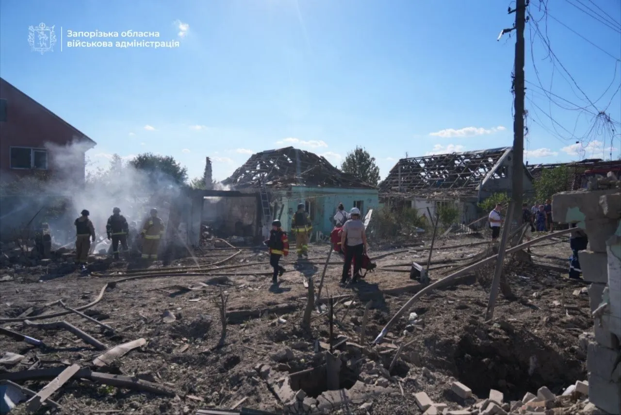 Наслідки ворожого влучання в Запоріжжі.