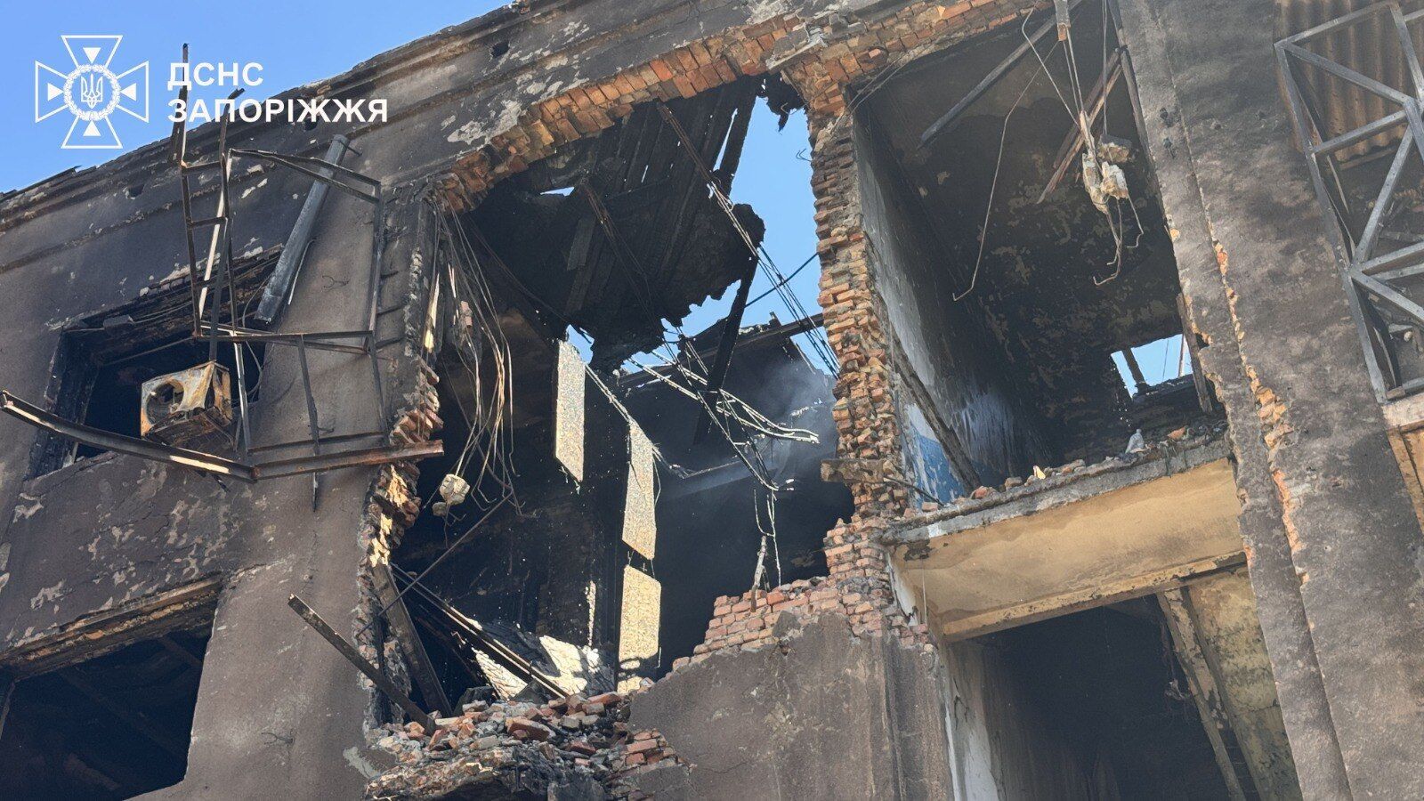 Рятувальники працюють на місці атаки.