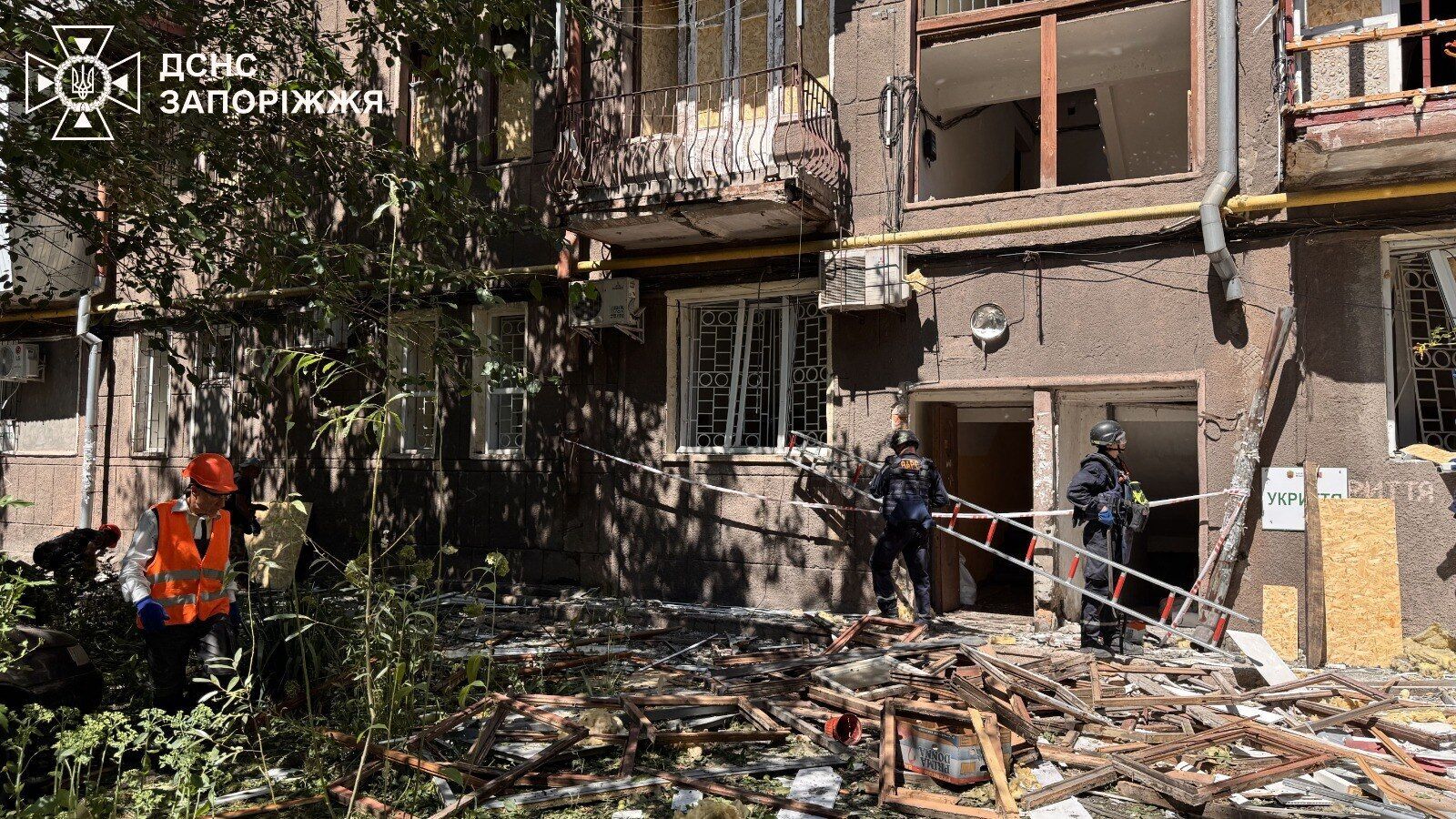 Рятувальники працюють на місці атаки.