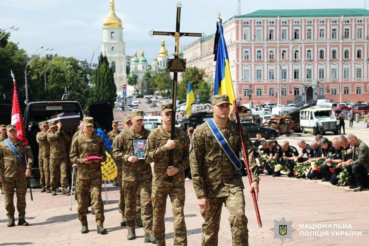 В Киеве проводили в последний путь майора полиции Александра Кучая.