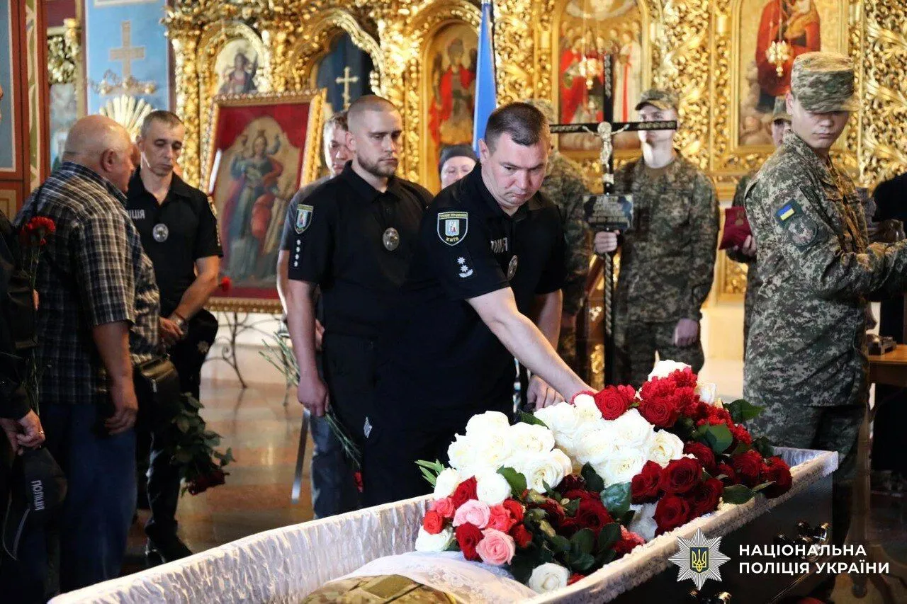В последний путь защитника проводили родные, друзья, сослуживцы и коллеги
