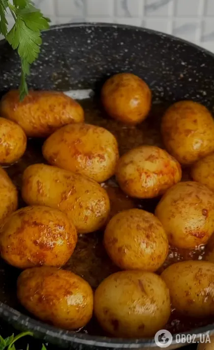 Как вкусно приготовить молодой картофель на ужин: рецепт на сковороде