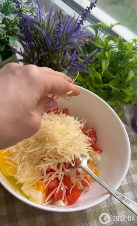Быстрые оладьи с помидорами и сыром: отличный вариант перекуса