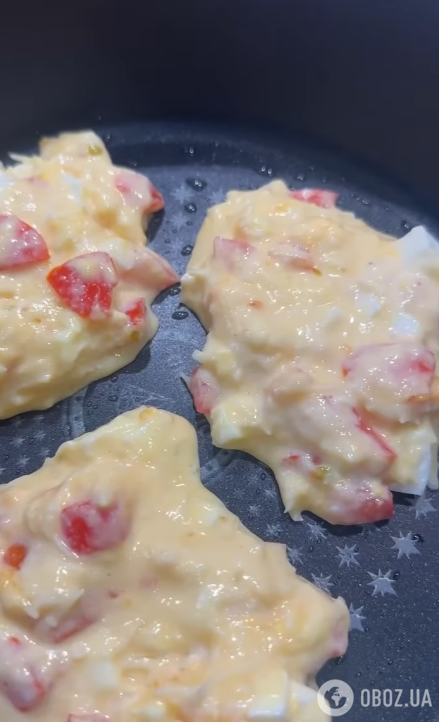 Быстрые оладьи с помидорами и сыром: отличный вариант перекуса