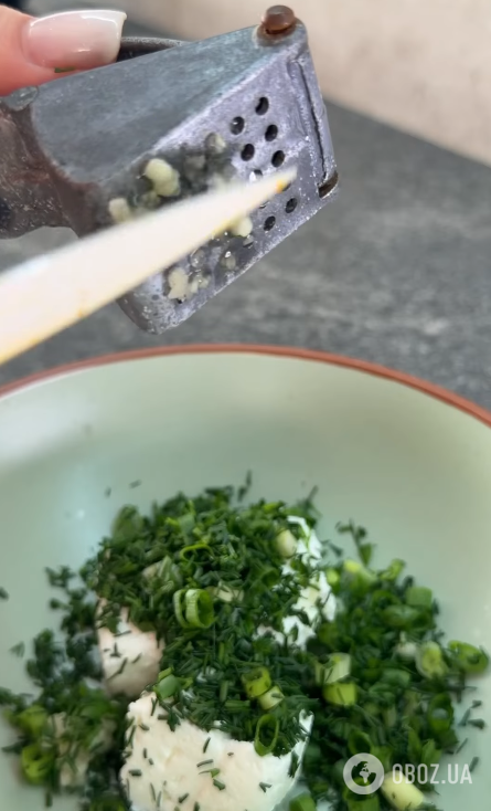 Вкусная летняя закуска из перцев: добавьте внутрь сыр
