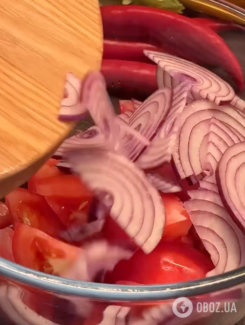 Вкусный салат из помидоров, с зернистым сыром: делимся самым легким рецептом