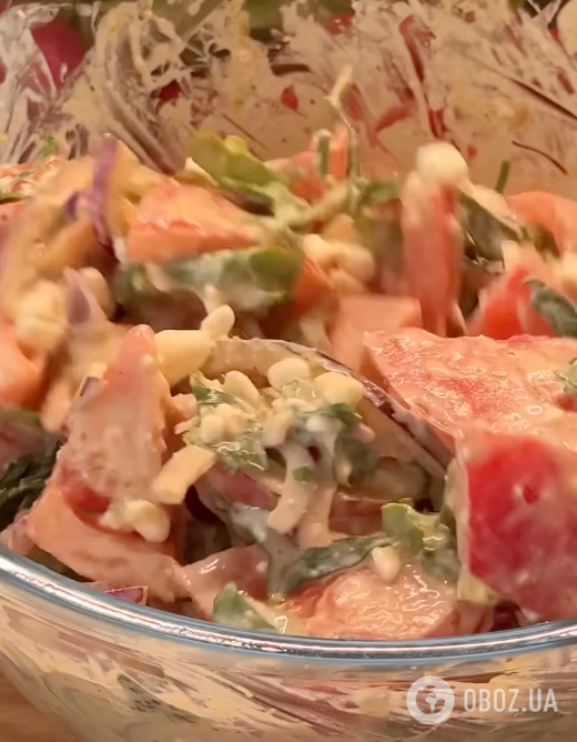 Вкусный салат из помидоров, с зернистым сыром: делимся самым легким рецептом