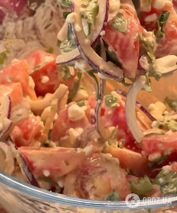 Вкусный салат из помидоров, с зернистым сыром: делимся самым легким рецептом