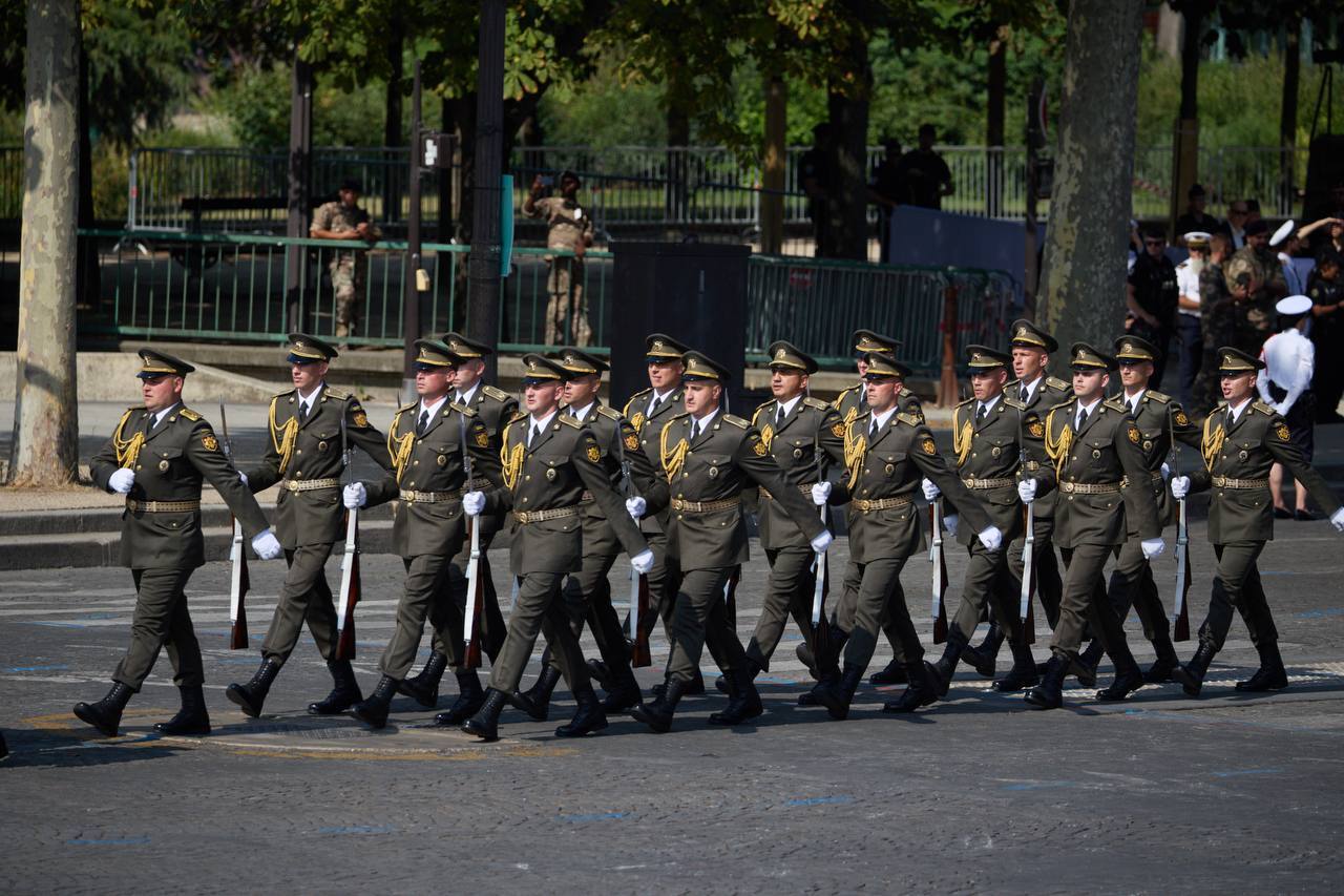 Украинские военные впервые приняли участие в параде в столице Франции