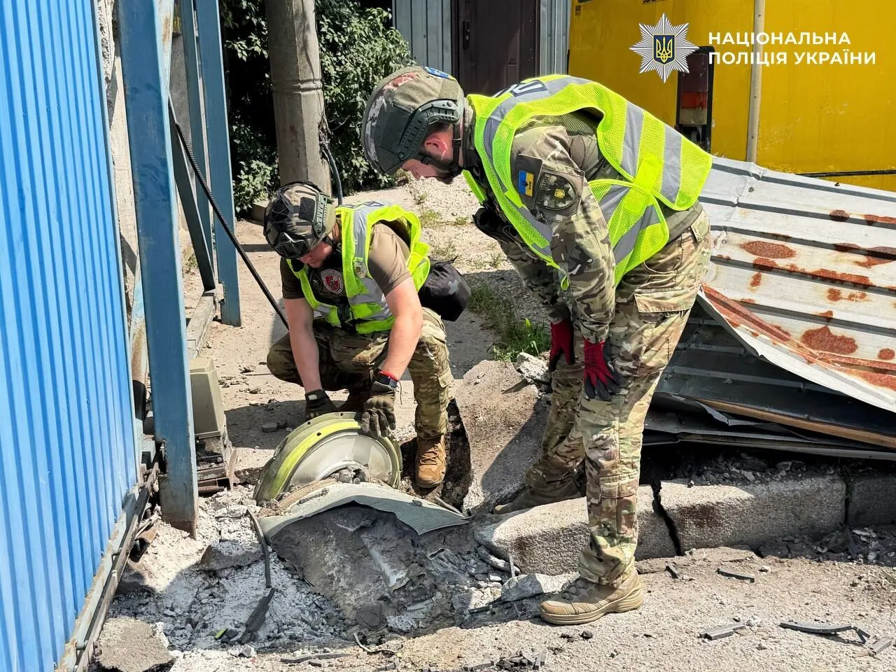 Взрывотехники обнаружили поврежденную боевую часть и металлические фрагменты российской ракеты С-400.