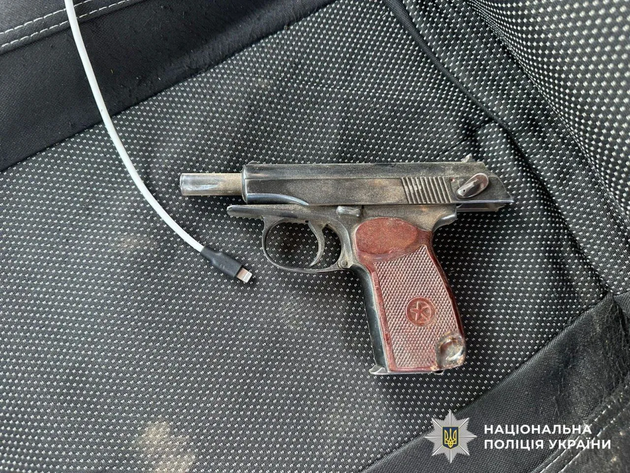 В результате нападения погиб 45-летний старший лейтенант полиции.