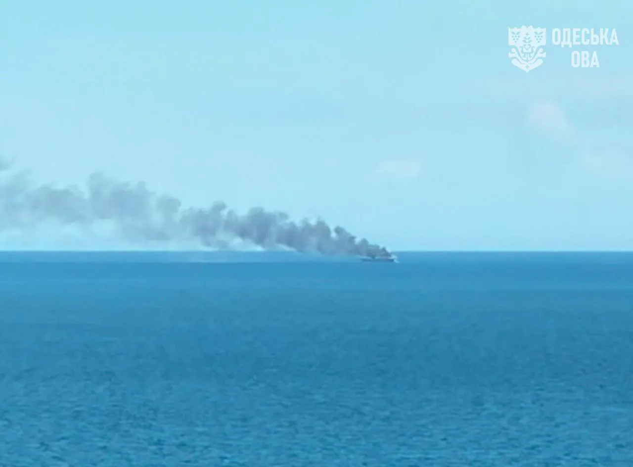 Горящие корабли в море в результате атаки.
