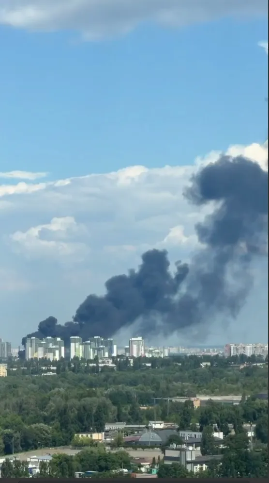 Стовп чорного диму видно у різних районах.