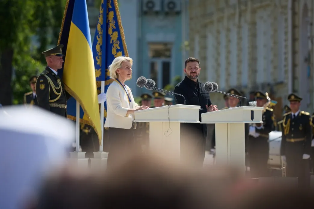 Урсула фон дер Ляйен и Владимир Зеленский во время торжественных мероприятий по случаю Дня украинской государственности и Дня крещения Киевской Руси – Украины