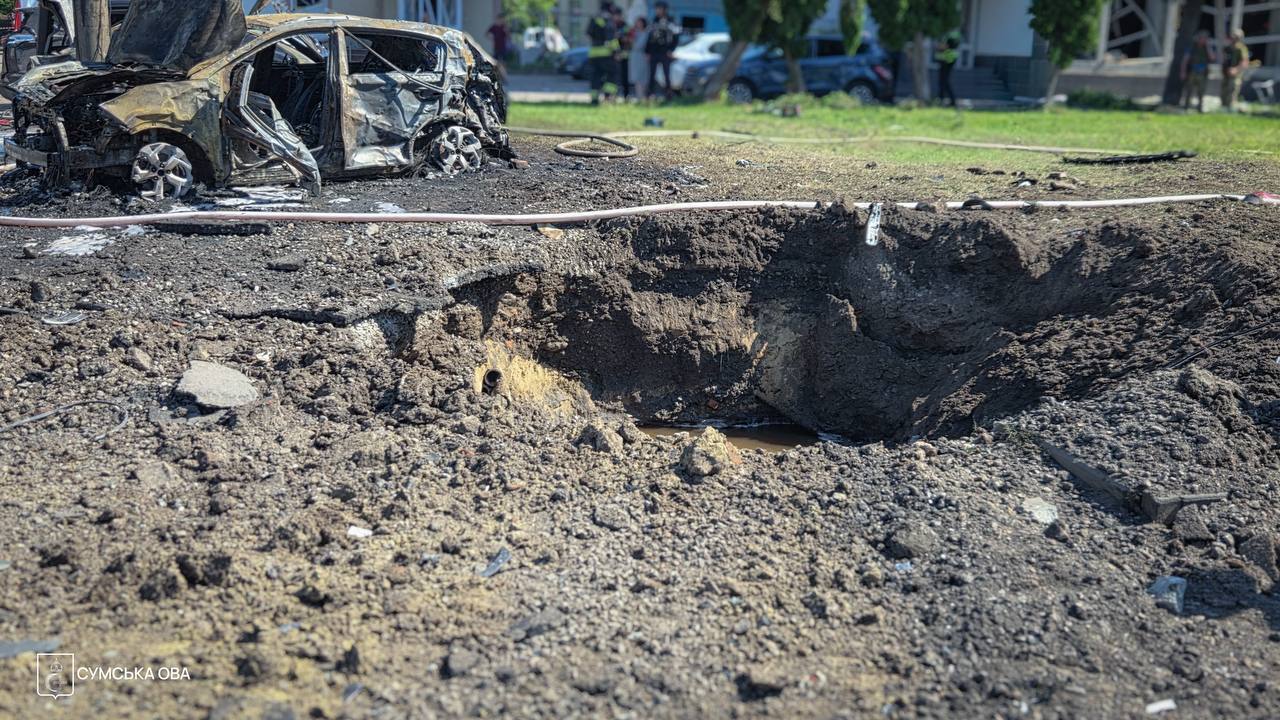 Одна з вирв –наслідок удару по місту