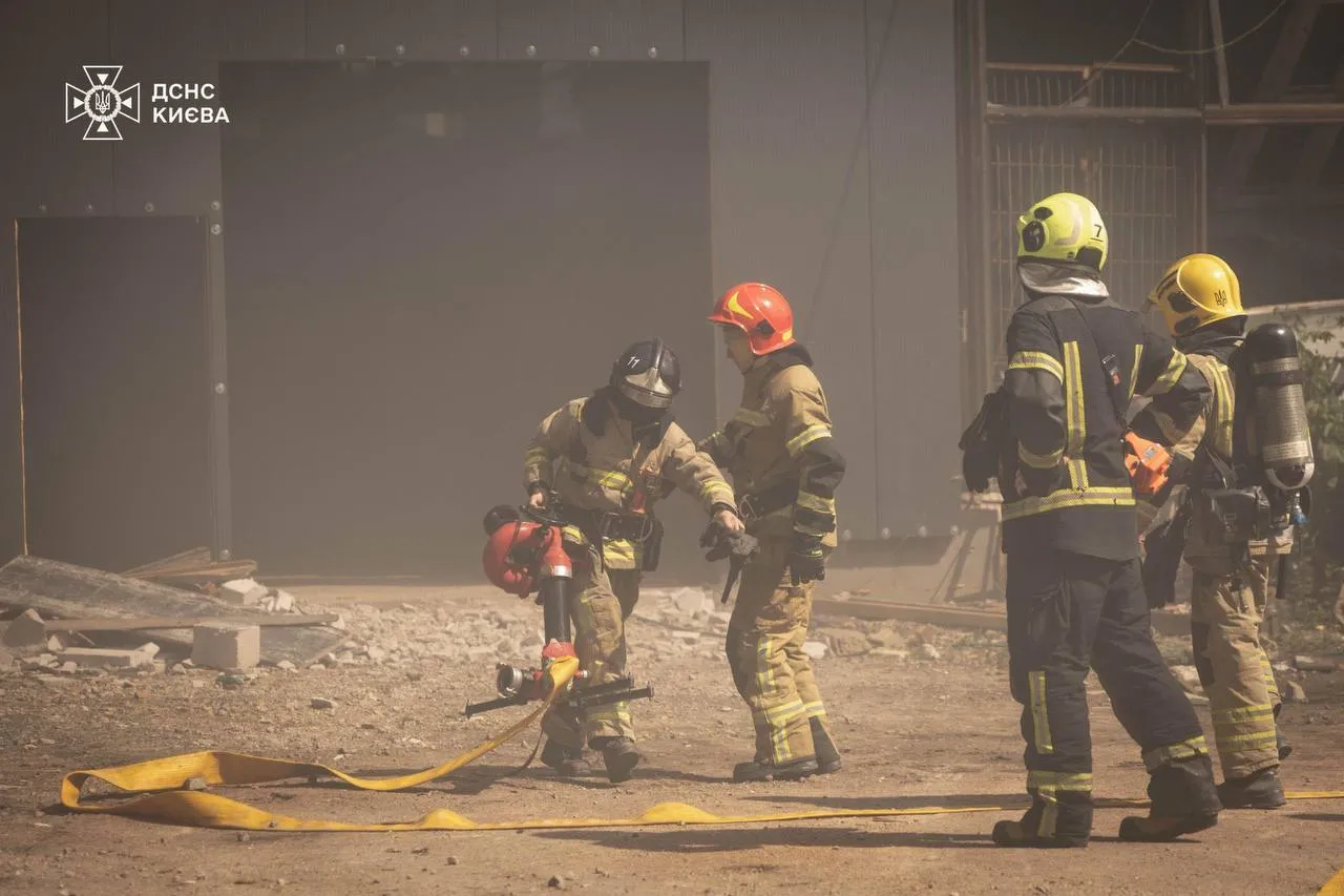 Рятувальники загасили пожежу на площі 800 квадратних метрів.