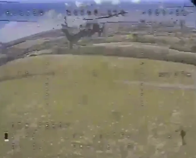 Український дрон наздоганяє ворожий Мі-28