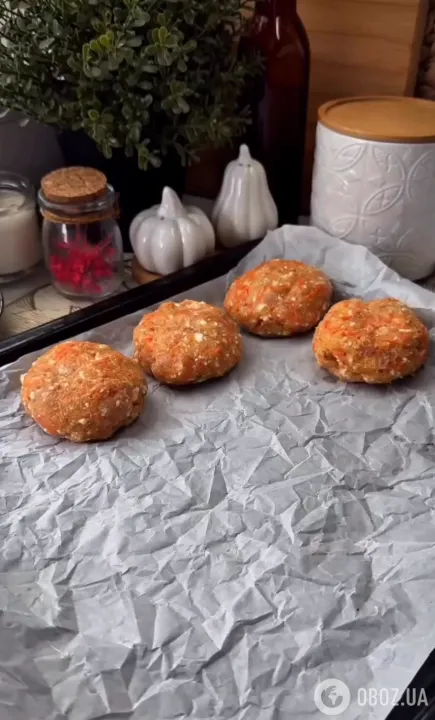 Котлеты получатся очень нежными и сочными: добавьте в фарш много сыра