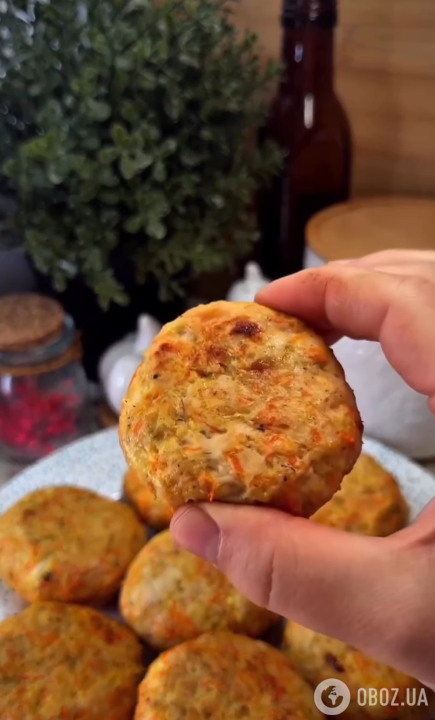 Котлеты получатся очень нежными и сочными: добавьте в фарш много сыра