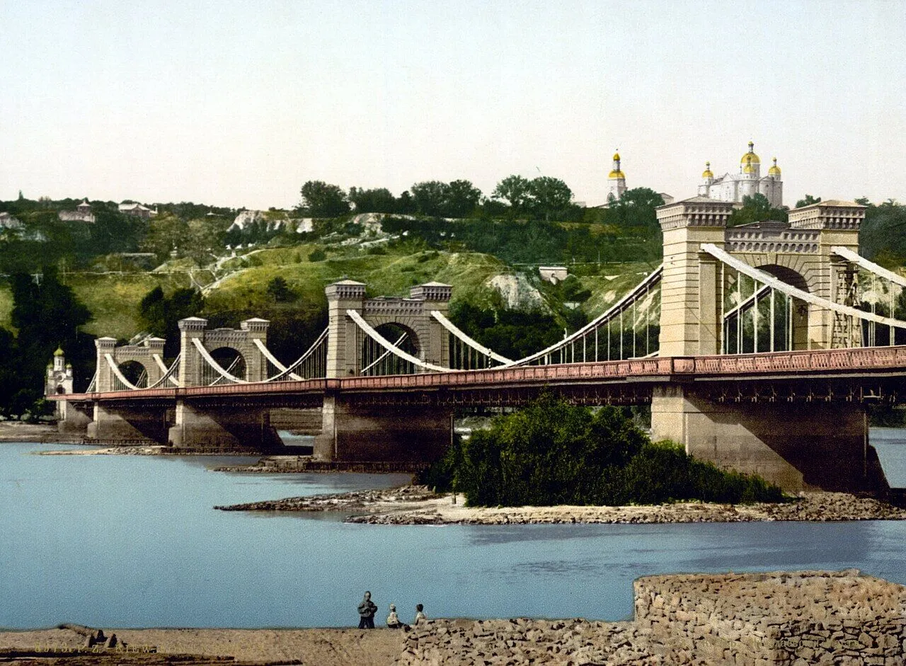 Вид на Цепной мост с левого берега Днепра. Между 1890 и 1898 годами.