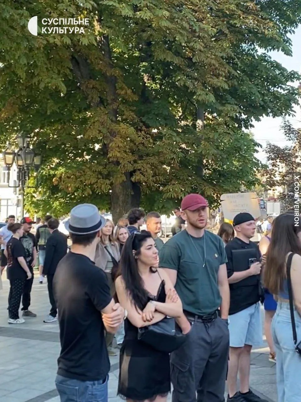 Актер появился на митинге
