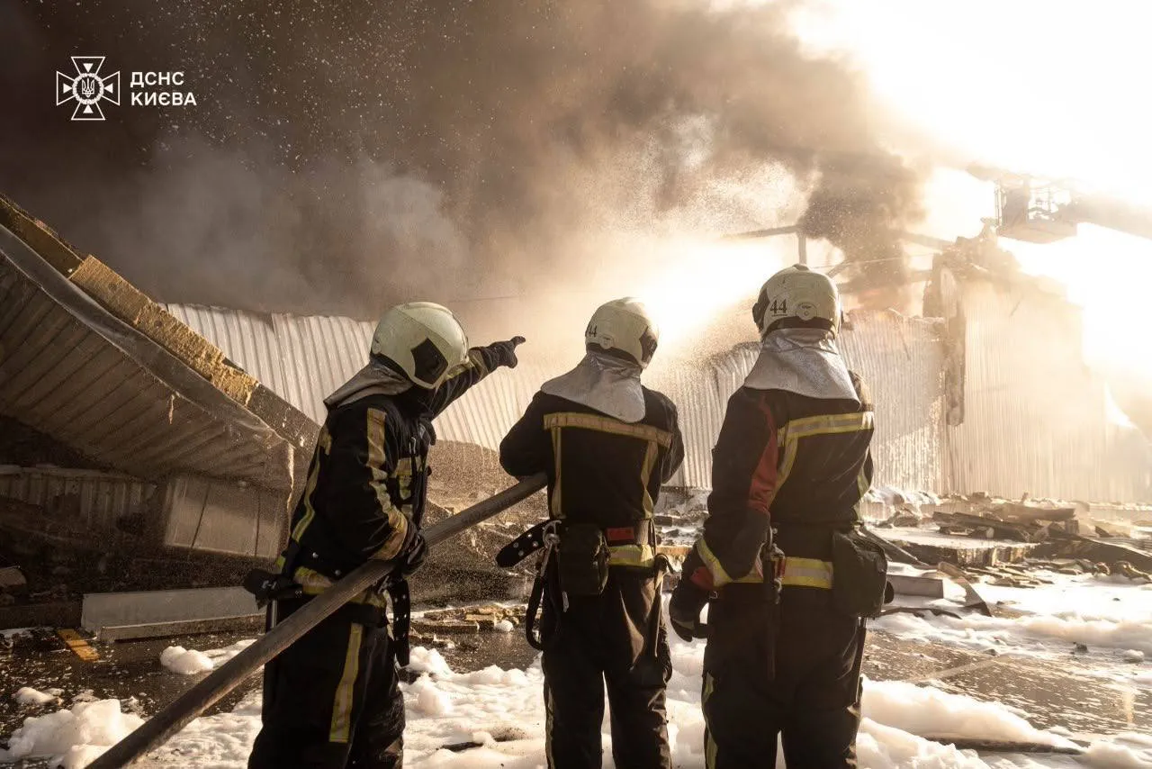 Рятувальники загасили усі пожежі після атаки РФ по Києву.