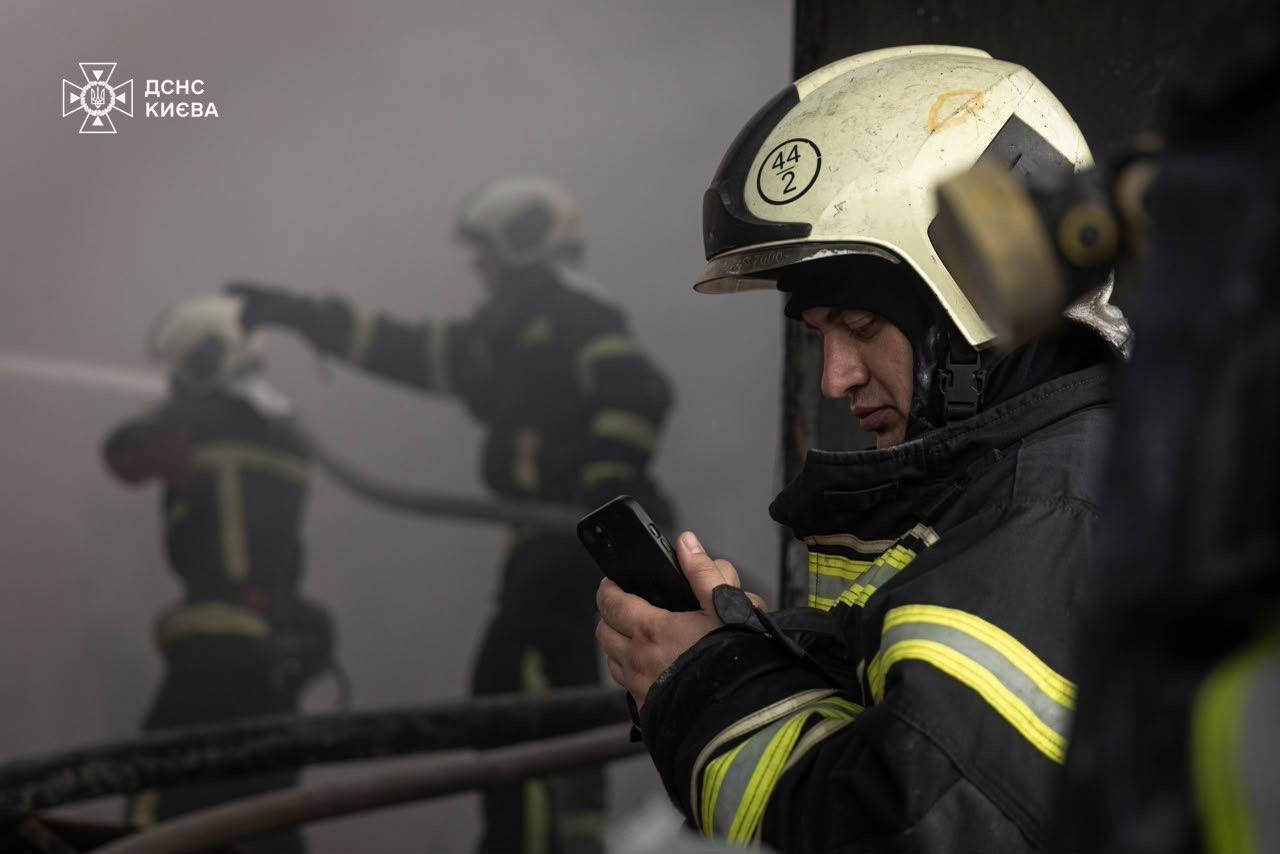 Рятувальники загасили усі пожежі після атаки РФ по Києву.