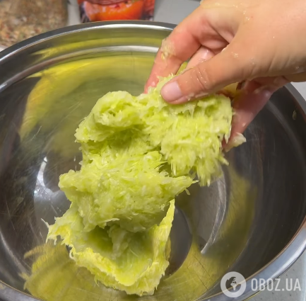 Сытные рулетики из кабачков с крабовыми палочками: готовятся за считанные минуты