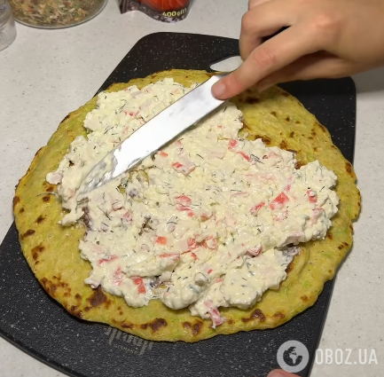 Сытные рулетики из кабачков с крабовыми палочками: готовятся за считанные минуты