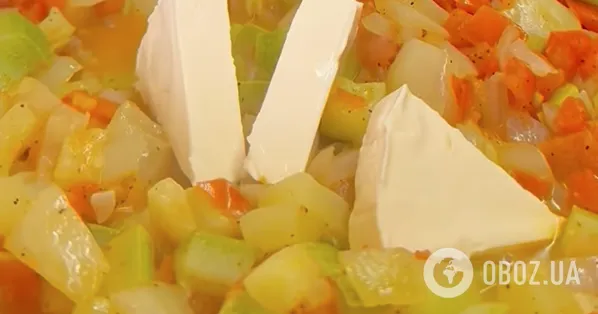 Тушеные кабачки с плавленным сыром и зеленью: делимся легким рецептом вкусного блюда