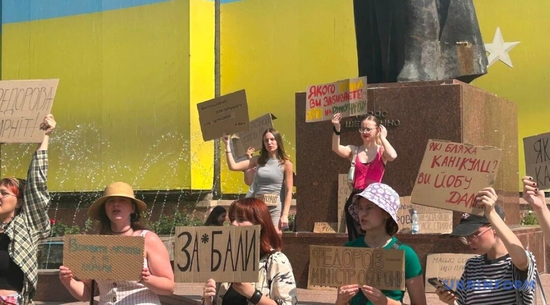 В Черновцах на Центральной площади собралось около 30 человек