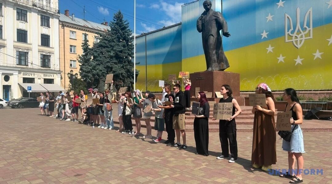 В Черновцах на Центральной площади собралось около 30 человек
