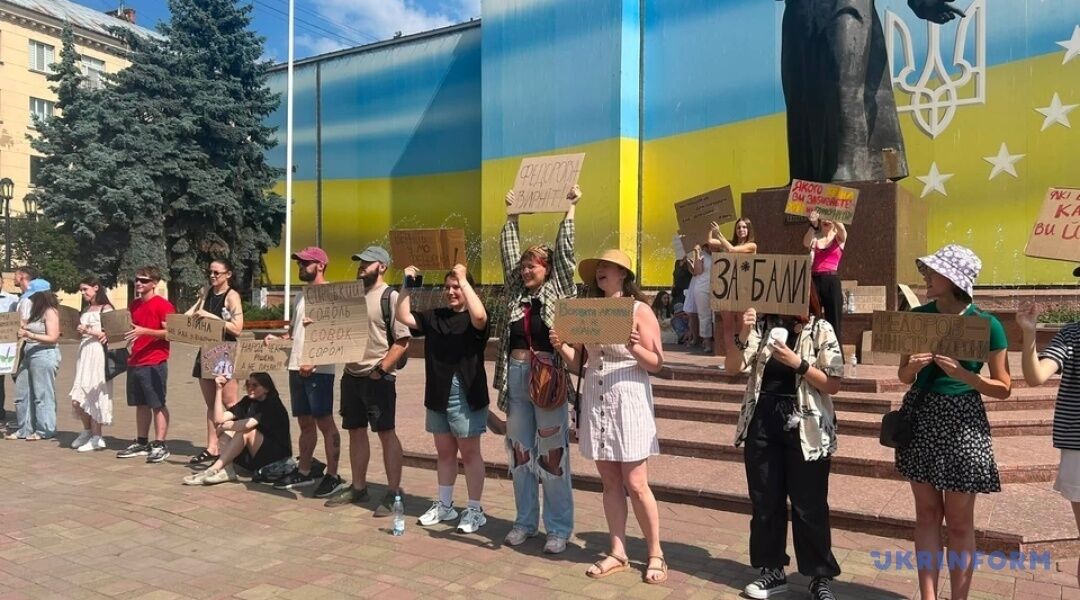 В Черновцах на Центральной площади собралось около 30 человек