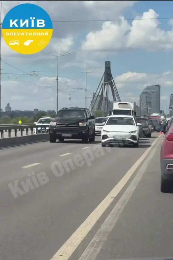 В Киеве на Северном мосту произошло масштабное ДТП.
