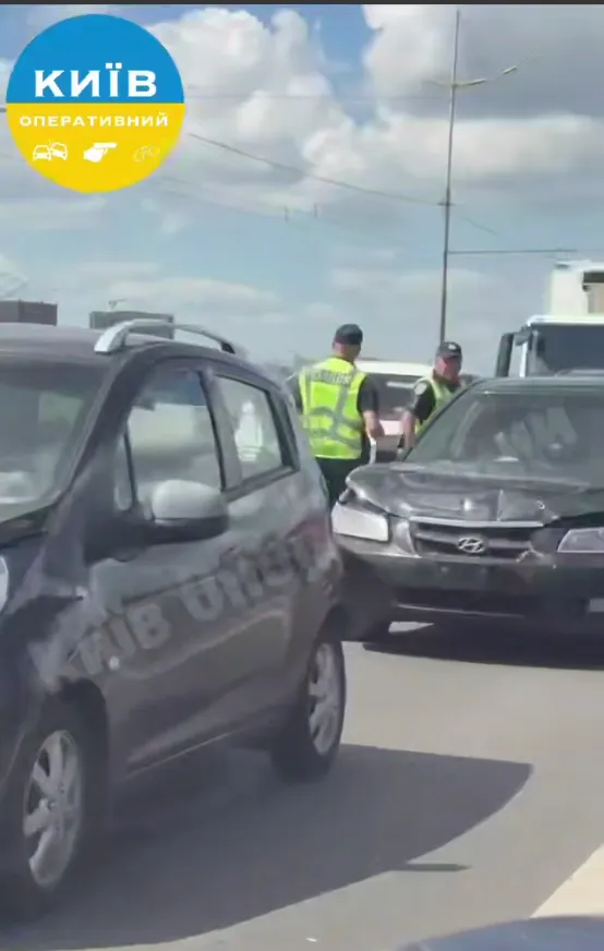 В Киеве на Северном мосту произошло крупное ДТП.
