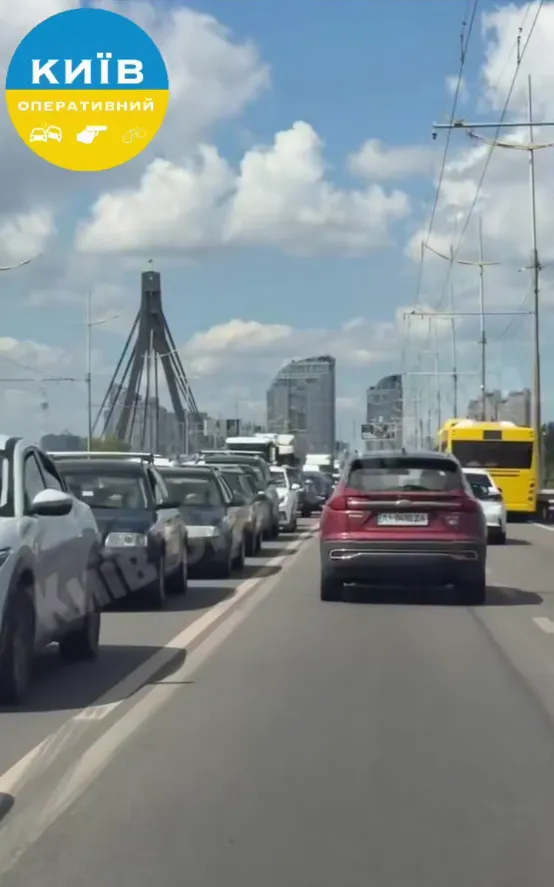 В Киеве на Северном мосту произошло крупное ДТП.