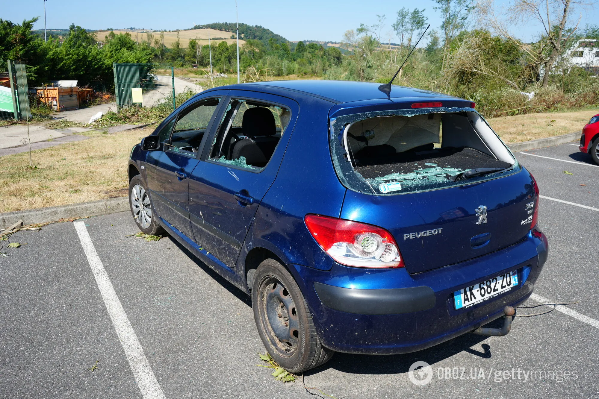 Пошкоджений автомобіль внаслідок негоди.