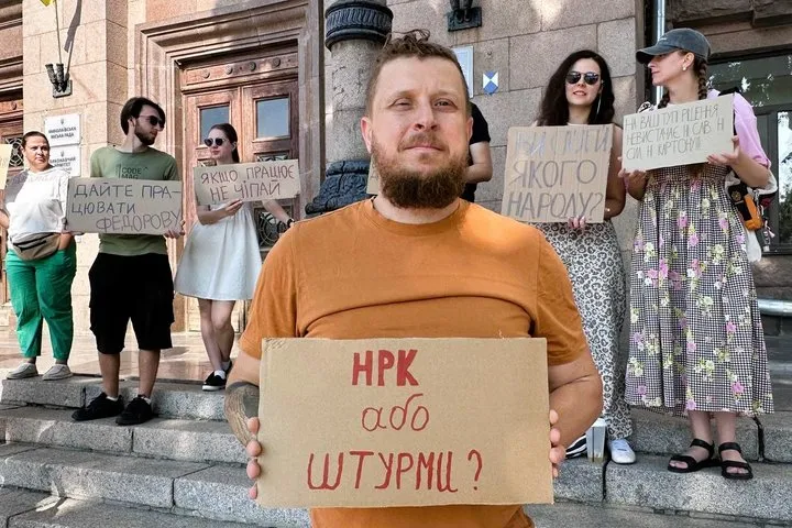 Люди вышли, чтобы выразить свое несогласие с отставкой Федорова.
