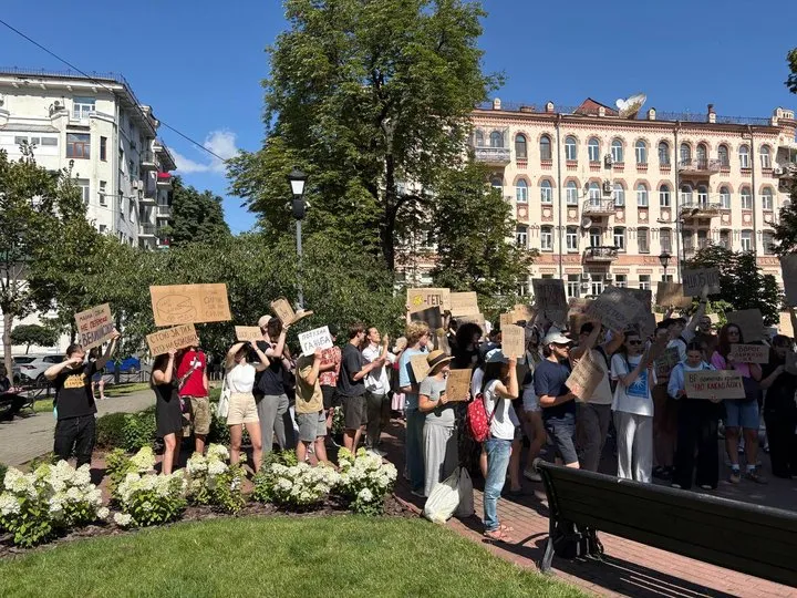 Участники вышли второй день подряд.