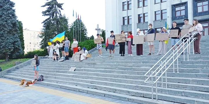 Люди собрались у здания Тернопольской областной государственной администрации.